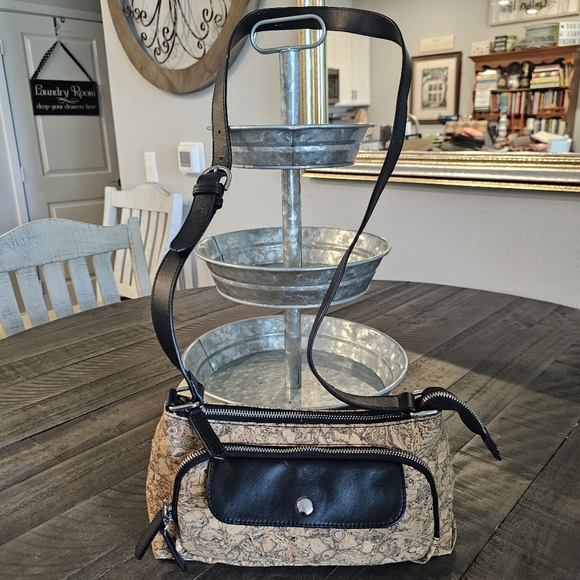 QUEORK Handbags - QUEORK Stylish Black and Tan Crossbody Bag